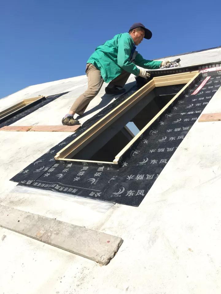 屋顶天窗安装团队2
